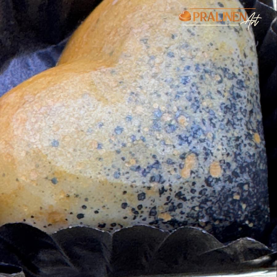 Pralinenart Black Hugo Pralinen mit Holunderblüte und Cassis Herzform Facesse