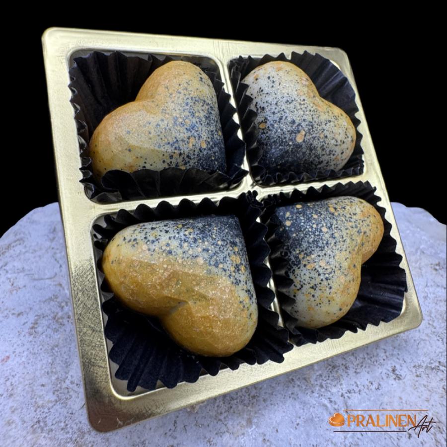 Pralinenart Black Hugo Pralinen mit Holunderblüte und schwarzer Johannisbeere Schräg hingestellt