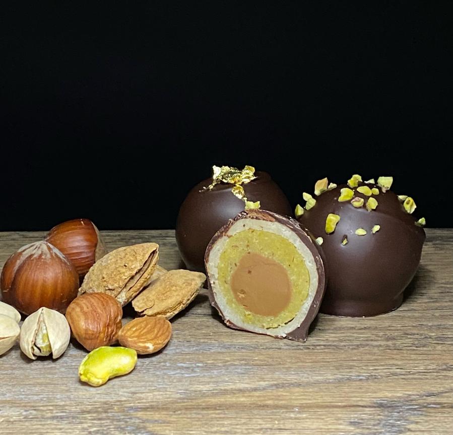 3 große Mozartkugeln mit Nougatkern umhüllt von Pistazien Marzipan und Mandel Marzipan und in belgischer Schokolade aromaversiegelt