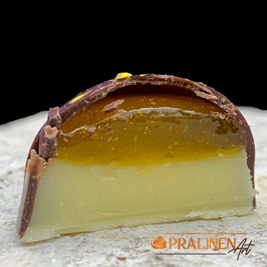 Passionsfrucht auf Cheesecake Praline aus der Schokoladenmanufaktur PralinenArt